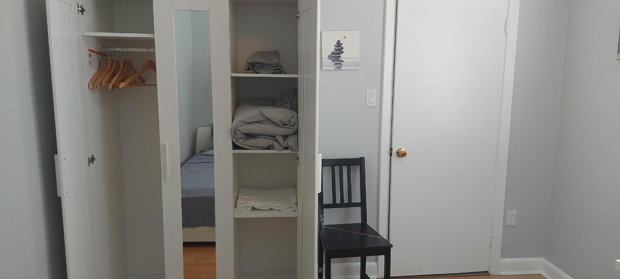 High Park Single Room With Personal Washroom And Kitchen Toronto Exteriör bild